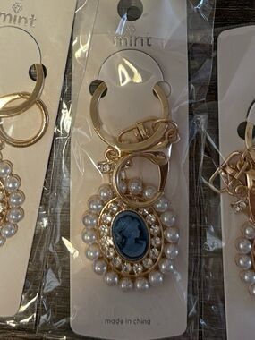 Gold-tone Pearl Cameo Keychain